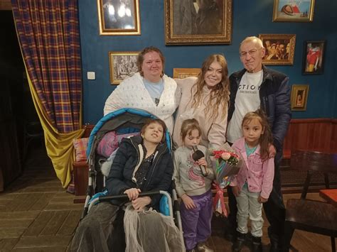 В Чебоксарах певица Акула встретилась с особенной девочкой