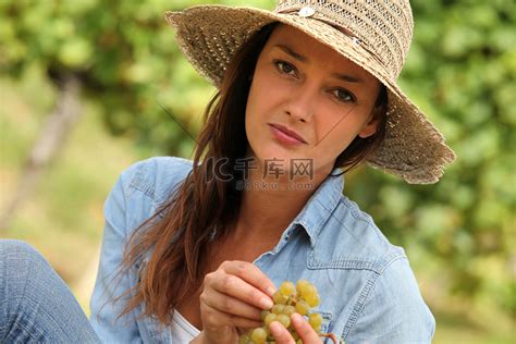 用剪子摘葡萄的女人高清图片下载-正版图片504774649-摄图网