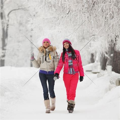 两个冬天的女人跑过白雪覆盖的小巷冰雪爬雪山高清摄影大图-千库网