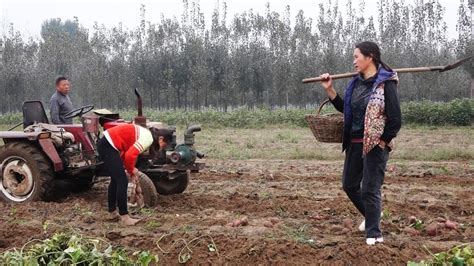 农村妈妈扛着铁锨去干农活，邻里之间和睦相处互相帮忙，朴实农村 【泥土的清香】 - YouTube