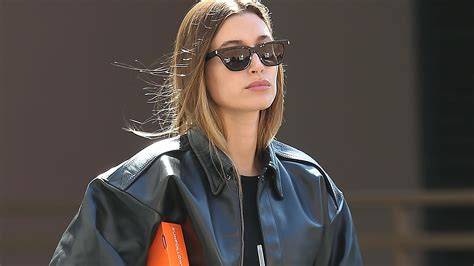 Hailey Bieber gespot in deze Nederlandse modelabels