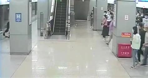 行拘！一名男子地铁里偷拍女乘客裙底被乘务员发现_新浪新闻