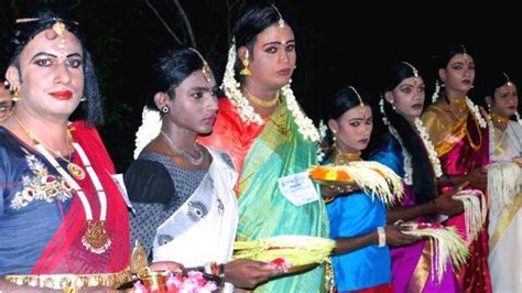 പുരുഷാംഗനമാരുടെ താലപ്പൊലി ഭക്തജനങ്ങൾക്ക് കൗതുകമായി - LOCAL - KOLLAM ...