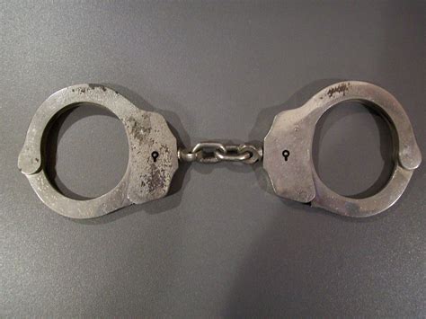 What Is Handcuffs In Spanish at Henry Gale blog
