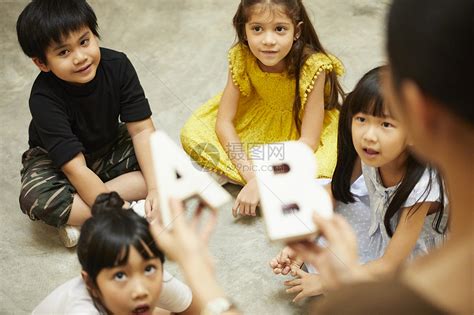 校园教师教小学生学习英语高清图片下载-正版图片502244237-摄图网