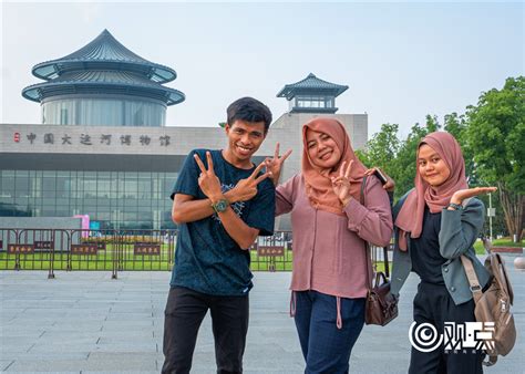 3名来自印度尼西亚的扬州工业职业技术学院的留学生，毕业之际，来到扬州中国大运河博物馆留下美好记忆。刘江瑞 摄 视觉江苏网供图