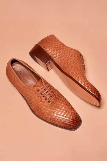 Buy Brown Alto Tesso Weave Pattern Oxfords For Men by Dmodot Online at ...