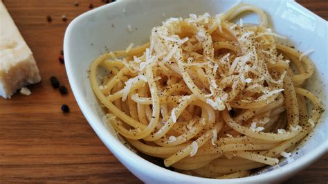 Spaghetti cacio e pepe – Cucinando con Annalisa