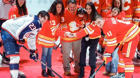 Flames honor Johnny Gaudreau, welcome family back to Calgary - ESPN