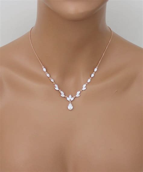 Necklace in a Dubai jewelry exclusively for ladies with long neck ...