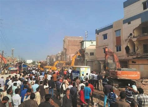 Demolition on road to build road in Indore | इन्दौर में सडक़ बनाने के ...