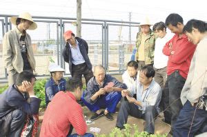 清晨，散工们在街头等待雇主靠当天结算的工钱活在城市中 生存在昆明生活在别处_新浪新闻