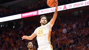 Tennessee basketball score updates vs Kentucky: Chris Lofton jersey retired
