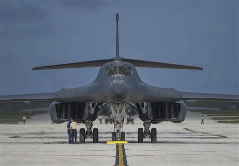 两架美军B-1B轰炸机从关岛起飞 台媒兴奋了|台湾|关岛|美军_新浪新闻
