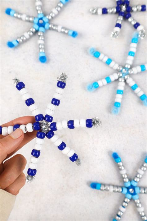 Pipe Cleaner Snowflakes - Craftsy Hacks