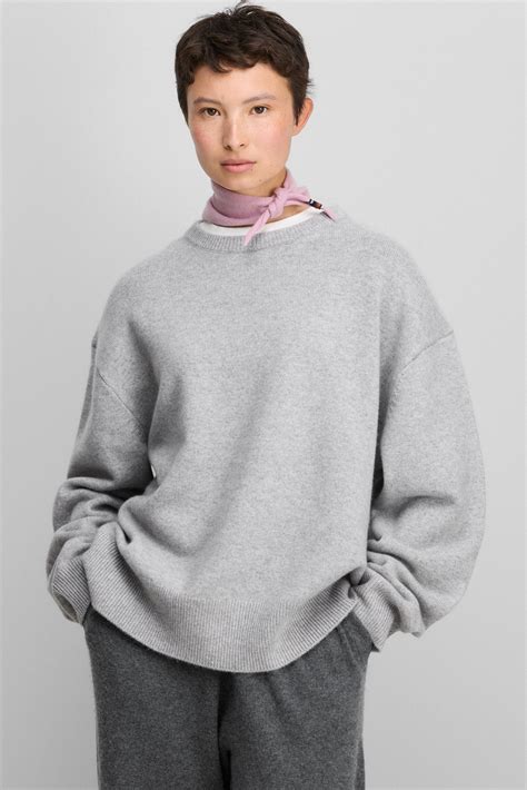 extreme cashmere crew-neck sweaters – timeless essentials