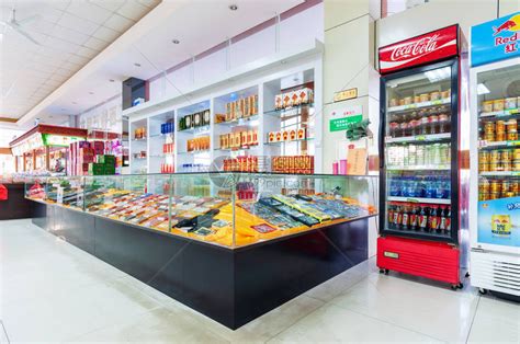 消费者在华东南昌的一家进口超市购买来自世界各地的商品高清图片下载-正版图片505351799-摄图网