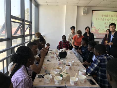 贵州城市职业学院 - 我校举办外国留学生包饺子文化体验活动