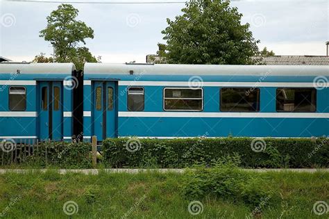 Blue Local Train 的图像结果