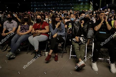 20 People Standing 的图像结果