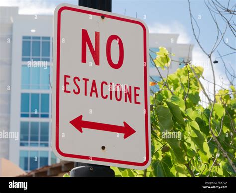 No estacione sign mean No parking in spanish language Stock Photo - Alamy