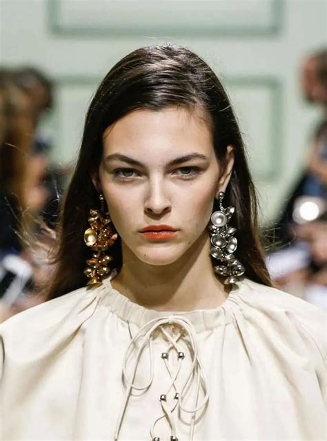 意大利超模维多利亚·塞雷蒂（Vittoria Ceretti）身穿Louis Vuitton