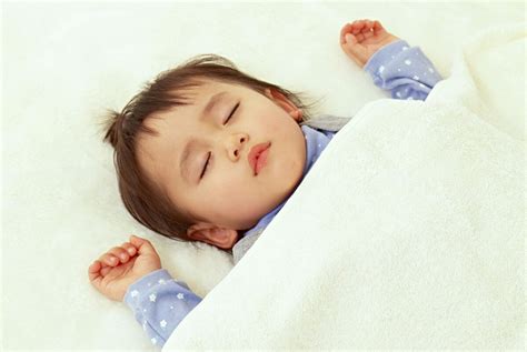 婴儿睡觉盖被子标准（晒被子不过午）-幼儿百科-魔术铺
