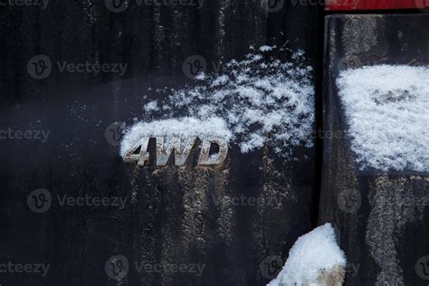 una abreviatura 4wd - tracción en las cuatro ruedas - en la parte trasera del coche negro sucio ...
