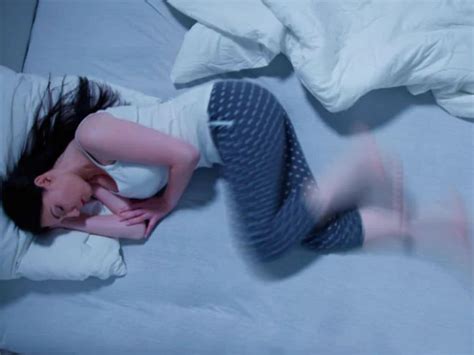 Hypnic jerk | தூக்கத்தின் போது கீழே விழுவது போல கனவு வருவது ஏன்? அதை ...