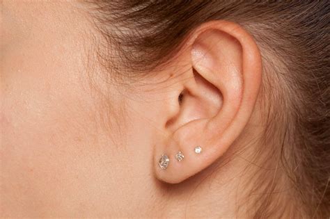 3 kolczyki w uchu – jak je zestawiać? - Nobleconcierge