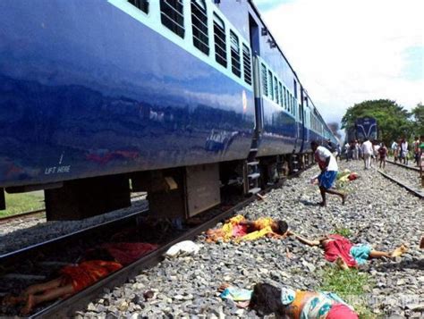 印度火车冲入人群怎么回事？现场什么样的？死了多少人？