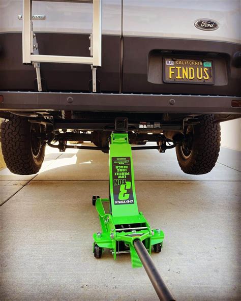 Bottle Jack Vs. Floor Jack: Which is Better?