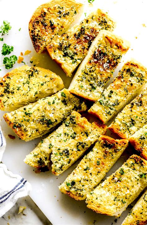 How to Make the BEST Garlic Bread in 15 Minutes - foodiecrush