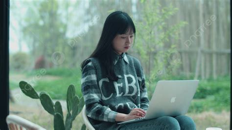 Girl Using Computer 的图像结果