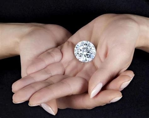 两克拉的钻石有多大直径，2克拉钻石钻戒价格多少钱_文诚培育钻石！