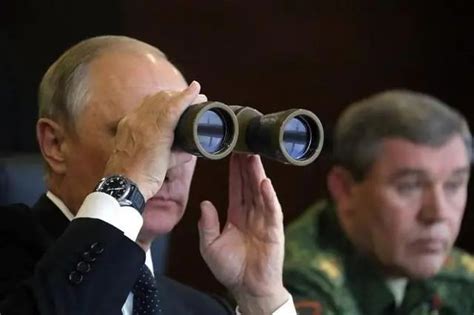 实拍：普京与白俄罗斯总统会面 军官疑似提“核弹发射箱”跟随！_凤凰网视频_凤凰网