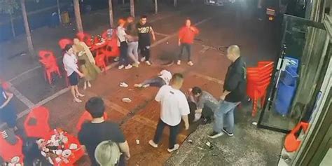小矛盾演变聚众斗殴，28名男子持凶器街头互殴，画面曝光,社会,法制,好看视频