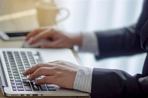 Businessman with Laptop 的图像结果