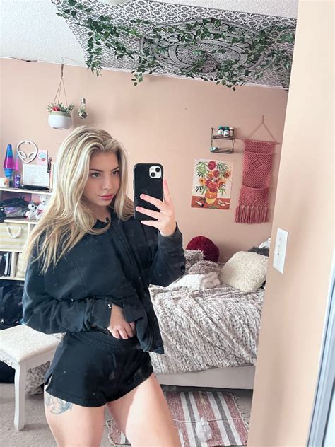 [19F] Second day on reddit, go easy on me 🙈 Im a lost but curious uni student 😅 : r/amihot