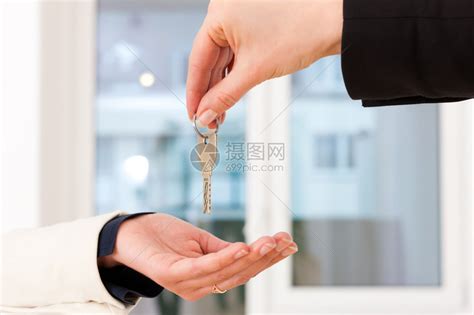 年轻的房地产商把公寓钥匙给房客锁上钥高清图片下载-正版图片503565486-摄图网