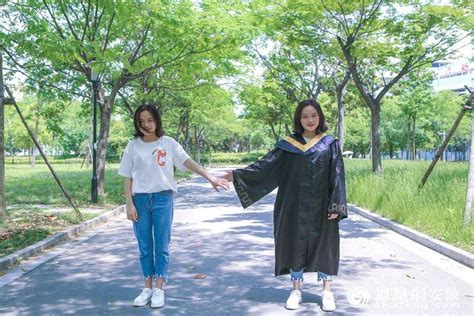 外语系妹子的毕业照，放眼望去全是腿_腾讯网