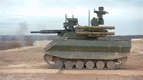 俄军向乌克兰边境派遣战斗机器人，外形像微型坦克_凤凰网