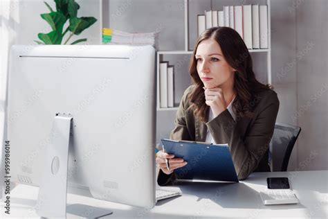 Business Woman On Computer 的图像结果