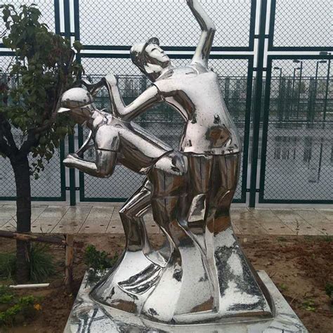 人物形状的不锈钢雕塑如何进行保养-宏通雕塑