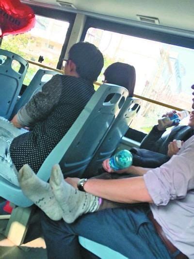 中年男女公交车上激吻半小时 女方脱掉鞋袜(图)|公交车|接吻_新浪新闻