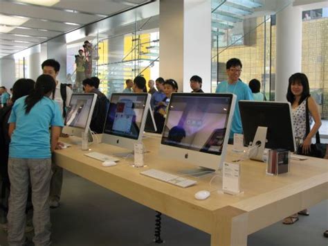 iPhone XS 已过时，苹果将给零售店员工工作用机升级到 iPhone 14 - 哔哩哔哩