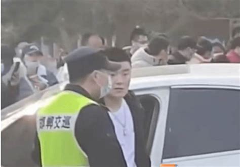 邢台123： 邯郸汽车冲撞14 人伤：飞上去的行人最后的形态、看的让人揪心