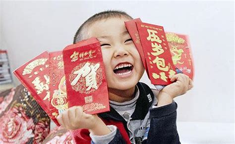 一个快乐的孩子手里拿着钱高清摄影大图-千库网