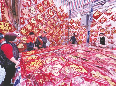 南宁各个市场进入“春节模式” 市民把浓浓“年味”带回家-国际在线
