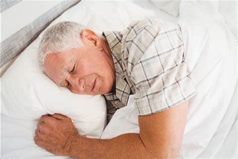 年过60岁，只需要睡5个小时就足够了？中老年人睡觉指南你了解吗_腾讯新闻